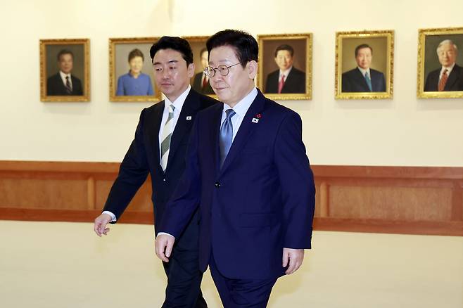 President Lee Jae-myung and Chief of Staff Kang Hoon-sik arrive for a senior aides’ meeting at Cheong Wa Dae on Jan. 15. (Pool photo via Yonhap)