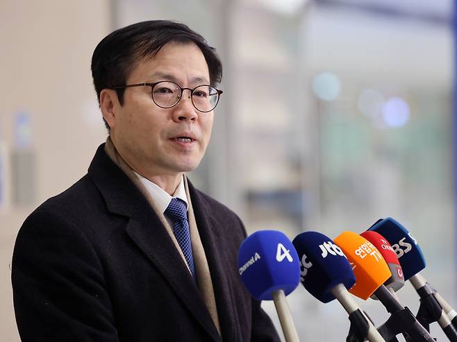 Trade Minister Yeo Han-koo speaks to reporters after arriving at Incheon International Airport on Jan. 17, amid U.S. concerns over a recent revision to a Korean law aimed at addressing false and fabricated online information. [NEWS1]