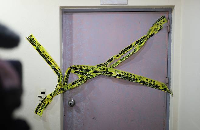 Police restrict access to a motel in Changwon, South Gyeongsang, to investigate a stabbing incident that took place on Dec. 3. Two teenagers died from the stabbing and the perpetrator also later died after jumping from the third story to avoid police arrest. [YONHAP]