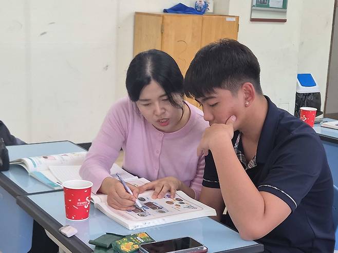 A teacher gives a one-on-one lesson to a foreign national student at the Seoul Culture High School in Dobong District, northern Seoul, in 2025. [JUN YUL]