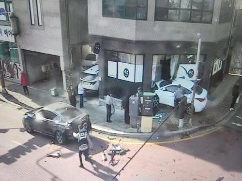 A crash scene in which a car driven by a man in his 60s rear-ends another vehicle and then jumps onto the sidewalk, seriously injuring a 10-year-old pedestrian on Jan. 17. [YONHAP]