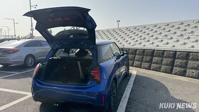 더 뉴 올-일렉트릭 MINI 쿠퍼 SE 후면부. 김수지 기자&nbsp;