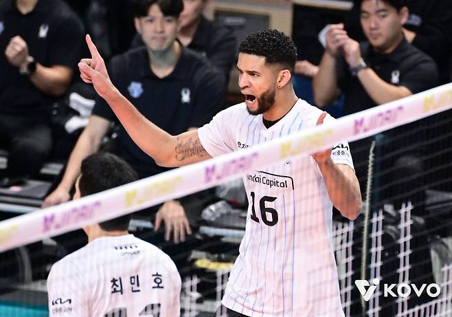 레오(현대캐피탈)가 18일 서울 장충체육관에서 열린 2025-2026 V리그 남자부 우리카드와의 원정 경기에서 득점에 성공한 뒤 포효하고 있다. 한국배구연맹(KOVO) 제공