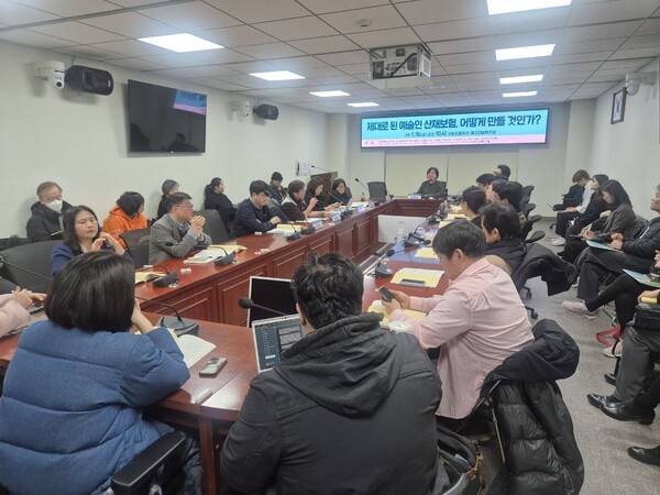 ▲더불어민주당 이용우·민영배, 조국혁신당 김재원, 진보당 손솔 의원실과 문화예술노동연대 등은 16일 서울 여의도 국회의원회관 3간담회실에서'제대로 된 예술인 산재보험, 어떻게 만들 것인가'를 주제로 토론회를 열었다. 사진=김예리 기자