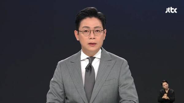 ▲오대영 JTBC 앵커가 16일 앵커 한마디에서 징역 5년을 선고받은 윤석열 전 대통령에 대해 초범이라 정상을 참작했다는 재판부에 대해 고개가 갸웃했다는 목소리가 나왔다고 지적하고 있다. 사진=JTBC 영상 갈무리