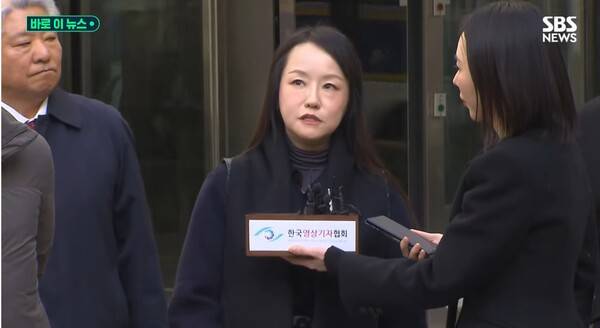 ▲윤석열 전 대통령 변호인단의 유정화 변호사가 16일 윤 전 대통령의 특수공무집행방해 사건에 징역 5년의 유죄 판결을 선고한 데 대 유감을 표명하고 있다. 사진=SBS 영상 갈무리