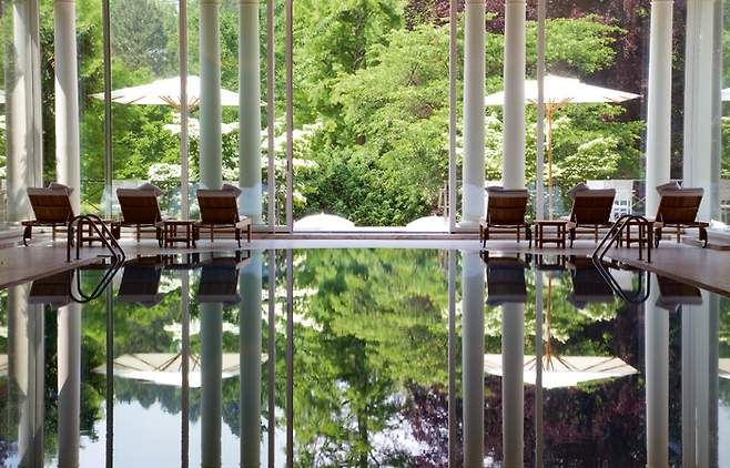 브레너스 파크 호텔 & 스파의 실내 풀 / 사진=헤븐스 포트폴리오