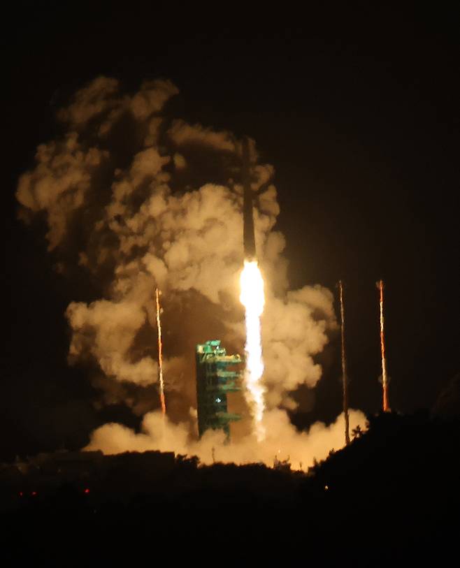 한국형발사체 누리호가 27일 새벽 전남 고흥군 나로우주센터에서 발사되고 있다. 이번 누리호 4차 발사에는 무게 516㎏ 주탑재위성 ‘차세대중형위성 3호’와 부탑재위성 12기 등 총 13기 위성이 실렸다. [연합뉴스]