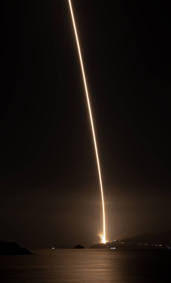 한국형발사체 누리호가 27일 새벽 전남 고흥군 나로우주센터에서 발사되고 있다. 사상처음 야간에 발사된 덕분에 어둠을 뚫고 한줄기 빛처럼 형상화된 사진이 촬영됐다. [연합뉴스]