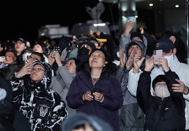 한국형 발사체 누리호 발사가 이뤄진 27일 전남 고흥군 고흥우주발사전망대에서 관람객들이 상공으로 솟아오르는 누리호를 바라보고 있다. 수많은 시민들이 모여 이날 발사장면을 지켜봤고, 성공에 환호했다. [연합뉴스]