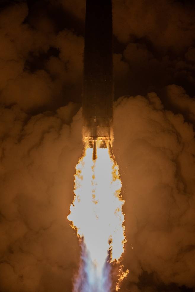 누리호가 27일 1시 13분 전남 고흥 나로우주센터에서 발사되는 모습. 누리호는 아파트 15층 높이로, 중형차 무게의 위성 13기를 싣고 목표 궤도인 600km 상공까지 도달하는데 성공했다. [한국항공우주연구원]