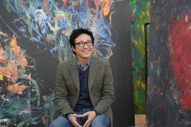 배우 겸 작가 박신양이 15일 경북 안동의 작업실에서 매일경제와 인터뷰하고 있다.  박신양