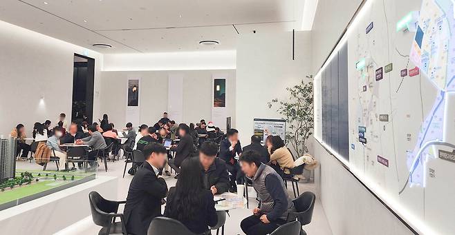 지난해 11월 경기 평택시 '브레인시티 푸르지오' 견본주택에 방문객이 몰려 상담을 받고 있다.
  대우건설