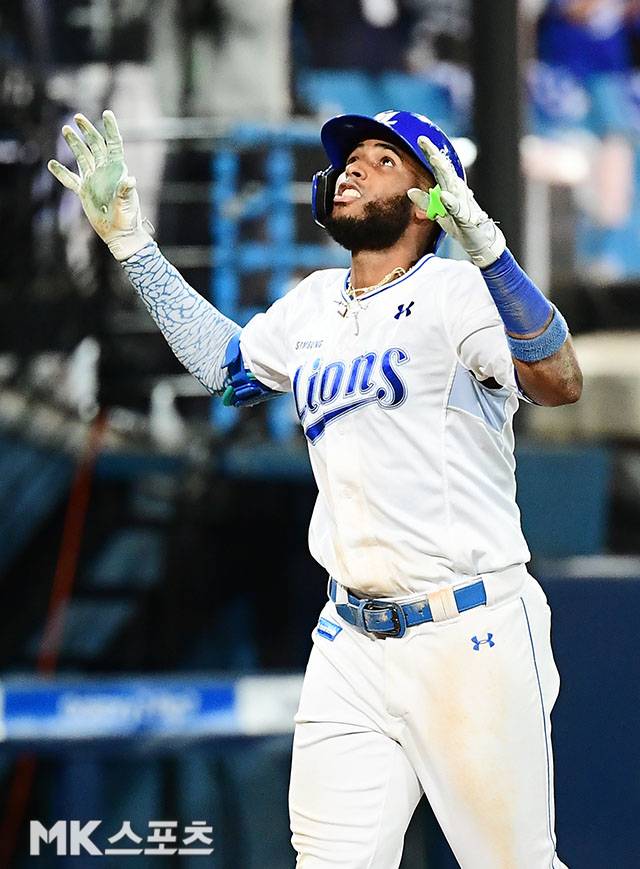 2025년 10월 14일 오후 대구삼성라이온즈파크에서 ‘2025 신한 SOL Bank KBO 포스트시즌’ SSG 랜더스와 삼성 라이온즈의 준플레이오프(5전 3선승제) 4차전이 열렸다. 2-2로 팽팽히 맞선 8회말 2사 1루에서 삼성 디아즈가 또 다시 앞서가는 투런홈런을 쏘아올리고 세리머니를 펼치고 있다. 사진=김영구 기자