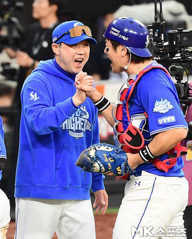 2025년 10월 19일 오후 대전 한화생명볼파크에서 열린 ‘2025 신한 SOL Bank KBO 포스트시즌’ 삼성 라이온즈와 한화 이글스의 플레이오프(5전 3선승제) 2차전에서 삼성이 선발 최원태의 7이닝 1실점 호투를 앞세워 7-3으로 승리, 시리즈 전적을 1승1패로 원점으로 돌렸다. 삼성 박진만 감독과 강민호가 승리의 기쁨을 나누고 있다. 사진=김영구 기자