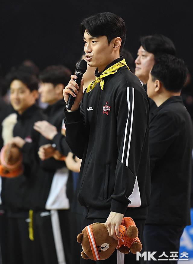 18일 오후 서울 송파구 잠실실내체육관에서 ‘2025-26시즌 남자 프로농구 올스타전’이 열렸다. 올스타 팬 투표 1위 유기상이 인사말을 하고 있다. 사진=천정환 기자