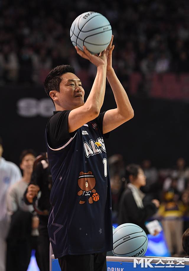 3점슛을 시도하고 있는 전희철 서울 SK 감독. 사진=천정환 기자