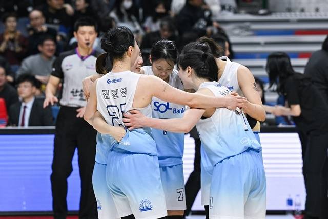 신한은행 선수단. 사진=WKBL 제공