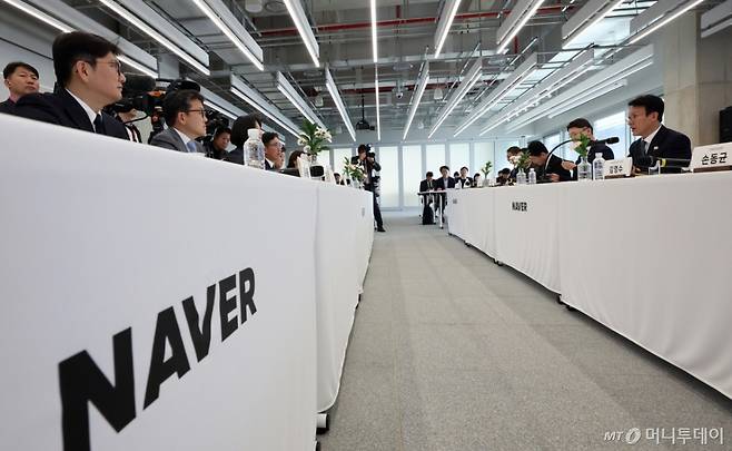 김민석 국무총리가 지난해 11월 27일 세종시 집현동 네이버데이터센터 각 세종을 방문, 최수연 네이버 대표와 김유원 네이버클라우드 대표, 김세웅 카카오 부사장, 이준희 삼성SDS 대표 등과 현장 간담회를 갖고 있다. /사진=뉴시스