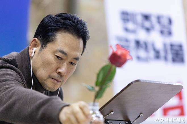 (서울=뉴스1) 이승배 기자 = 장동혁 국민의힘 대표가 18일 서울 여의도 국회에서 더불어민주당의 통일교 및 공천뇌물 특검 수용을 촉구하며 4일째 단식을 하는 가운데 꽃을 살펴보고 있다. 2026.1.18/뉴스1  Copyright (C) 뉴스1. All rights reserved. 무단 전재 및 재배포,  AI학습 이용 금지. /사진=(서울=뉴스1) 이승배 기자