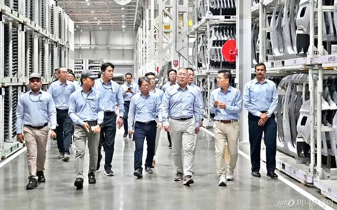 (서울=뉴스1) = 현대차그룹 정의선 회장이 기아 인도 아난타푸르공장 임직원들과 함께 생산 라인을 점검하고 있다. 앞줄 오른쪽부터 벤카데시 기아 인도공장 생산실장, 김용권 기아 인도권역 CMO, 정의선 회장. (현대차·기아 제공. 재판매 및 DB 금지)  2026.1.14/뉴스1  Copyright (C) 뉴스1. All rights reserved. 무단 전재 및 재배포,  AI학습 이용 금지. /사진=(서울=뉴스1)