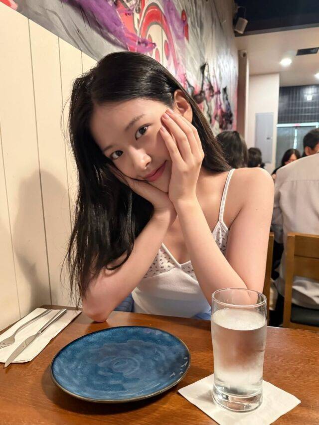 안유진이 여름 휴가 사진을 공개하며 팬들과 소통했다. / 안유진 인스타그램