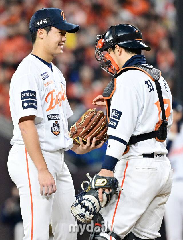 31일 오후 대전 한화생명 볼파크에서 진행된 '2025 신한 SOL Bank KBO 한국시리즈 5차전' LG트윈스-한화 이글스와의 경기. 한화 정우주가 3회초 만루 위기에서 최재훈 포수와 이야기를 나누고 있다./마이데일리
