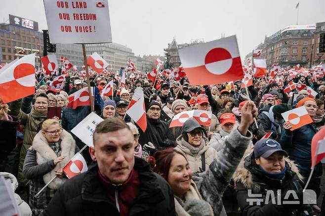 [코펜하겐=AP/뉴시스]도널드 트럼프 미국 대통령의 그린란드 합병 주장을 규탄하는 집회가 17일(현지 시간) 코펜하겐을 비롯한 덴마크 각지에서 열렸다. 2026.01.18.