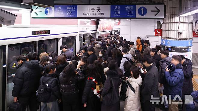 [서울=뉴시스] 김선웅 기자 = 서울 시내버스 노동조합 파업이 시작된 지난 13일 서울지하철 1호선 서울역 승강장에서 출근하는 시민들이 지하철을 기다리고 있다. 2026.01.13. mangusta@newsis.com