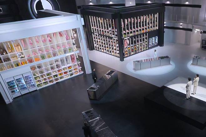 김은지 PD는 신선한 식재료를 공수한 배경에 대해 "식재료를 전문적으로 준비하는 별도의 팀이 있었다"며 "퀄리티 있는 재료로만 선별하도록 신경 썼다"고 밝혔다. 넷플릭스 제공