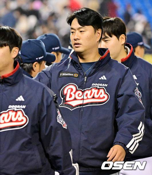 [OSEN=잠실, 민경훈 기자] 2일 오후 서울 잠실야구장에서 2025 신한 SOL Bank KBO리그 두산 베어스와 키움 히어로즈의 경기가 열렸다.이 경기에서 두산은 키움에 5-3으로 승리했다. 두산은 2연패를 끊었고 키움은 2연패에 빠졌다.&nbsp;경기를 마치고 두산 승리 투수 이영하가 코치진들과 하이파이브를 하고 있다. 2025.04.02 / rumi@osen.co.kr