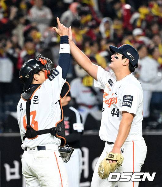[OSEN=대전, 이대선 기자] 프로야구 한화 이글스가 극적인 역전승으로 반격에 성공했다.&nbsp;한화는 29일 대전 한화생명볼파크에서 열린 2025 신한 SOL뱅크 KBO 한국시리즈 3차전 LG 트윈스와의 경기에서 7-3 역전승을 거뒀다. 1차전과 2차전을 모두 내준 한화는 이날 승리로 시리즈 전적 1승 2패 추격을 시작했다.&nbsp;경기 종료 후 한화 최재훈과 김서현이 환호하고 있다. 2025.10.29 /sunday@osen.co.kr