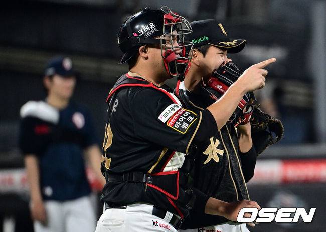 [OSEN=수원, 조은정 기자]나흘을 푹 쉰 KT가 막강 화력을 앞세워 두산을 잡고 4위 삼성과 승차를 좁혔다. 프로야구 KT 위즈는 9일 수원KT위즈파크에서 열린 2025 신한 SOL뱅크 KBO리그 두산 베어스와의 시즌 마지막 맞대결(16차전)에서 8-1로 승리했다. KT 장성우, 손동현 배터리가 승리를 기뻐하고 있다. 2025.09.09 /cej@osen.co.kr