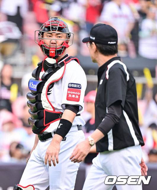 [OSEN=수원, 박준형 기자] 31일 오후 수원 KT 위즈 파크에서 ‘2025 신한 SOL BANK KBO리그’ KT 위즈와 KIA 타이거즈의 경기가 진행됐다.이날 선발투수로 KT는 소형준을, KIA는 윤영철을 선발투수로 내세웠다.8회초 1사 1,2루 KT 장성우 포수가 이강철 감독과 이야기를 나누고 있다.  2025.05.31   / soul1014@osen.co.kr