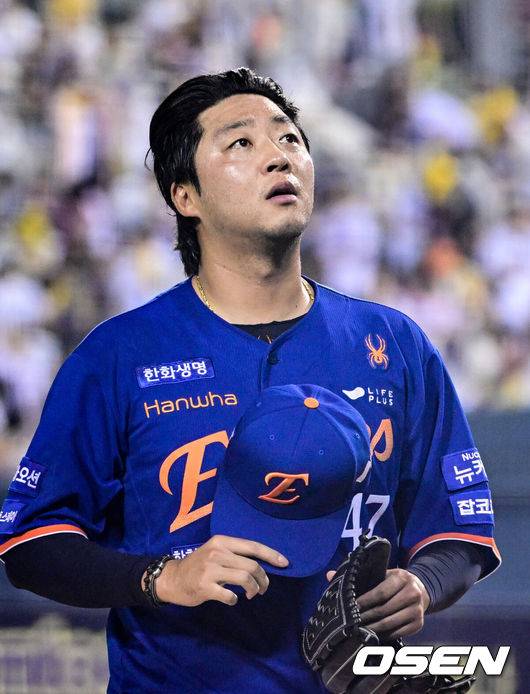 [OSEN=잠실, 조은정 기자]10일 오후 서울 잠실구장에서 ‘2025 신한 SOL Bank KBO리그’ LG 트윈스와 한화 이글스의 경기가 열렸다.LG는 손주영, 한화는 문동주를 선발로 내세웠다.8회말 무실점으로 이닝을 막아낸 한화 김범수가 더그아웃으로 향하고 있다. 2025.08.10 /cej@osen.co.kr