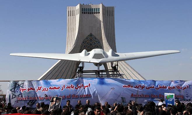 이란이 포획한 미국산 RQ-170 스텔스 무인정찰기의 복제품이 전시되어 있다. 세계일보 자료사진