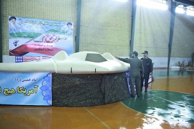 이란 혁명수비대 소속 대원이 2011년 12월 RQ-170 스텔스 무인정찰기를 가리키며 대화를 하고 있다. 세계일보 자료사진&nbsp;