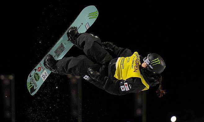 한국 스노보드 샛별 최가온(가운데)이 18일 스위스 락스에서 열린 2025∼2026 FIS 스노보드 월드컵여자 하프파이프 결선에서 기술을 선보이고 있다. 최가온은 이 대회에서 시즌 세 번째 우승을 차지했다. 락스=EPA연합뉴스