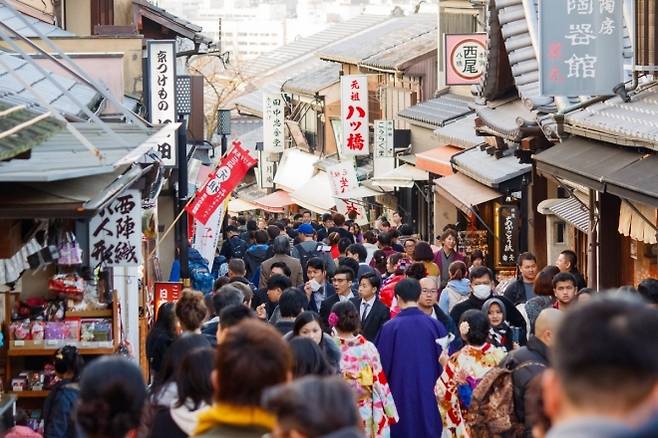 일본 교토 관광지를 가득 메운 관광객들 자료사진