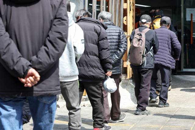 우리나라의 은퇴연령인구(66세 이상)의 상대적 빈곤율이 경제협력개발기구(OECD) 38개 회원국 중 가장 높은 것으로 조사됐다. 국가통계연구원이 발표한 '한국의 지속가능발전목표(SDG) 이행현황 2025'에 따르면 2023년 기준 우리나라 은퇴연령 인구의 상대적 빈곤율은 39.8%로 전년(39.7%) 대비 0.1%포인트(p) 상승했다. 기사 이해를 돕기 위한 사진. 뉴스1