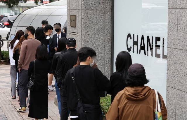 서울 중구 신세계백화점 본점에서 시민들이 입장을 위해 줄 서 있다. 기사 이해를 돕기 위한 사진. 뉴스1