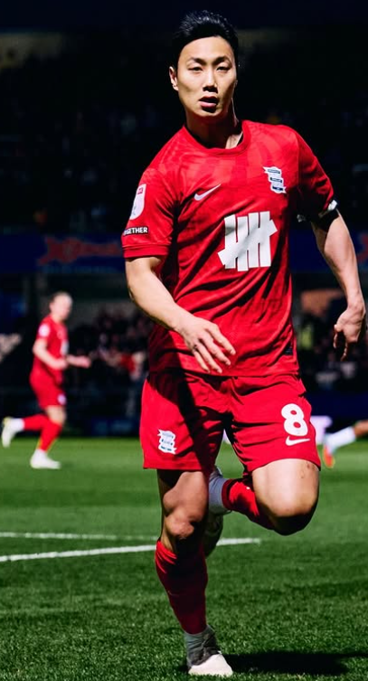 버밍엄시티 백승호가&nbsp;18일(한국시간) 영국 웨일즈 스완지의 스완지닷컴 스타디움서 열린 스완지시티와 원정경기서 힘겹게 1-1 무승부를 거뒀지만 중원서 분투한 사실을 높게 평가받았다. 사진출처│버밍엄시티 인스타그램