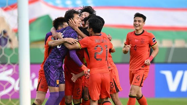 중국 골키퍼 리하오(왼쪽)가 17일 우즈베키스탄과의 2026 AFC U-23 아시안컵 8강 우즈베키스타전 승부차기 선방 직후 동료들의 축하를 받고 있다. /사진=AFC 제공