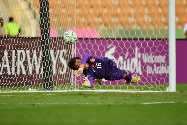 중국 골키퍼 리하오(왼쪽)가 17일 우즈베키스탄과의 2026 AFC U-23 아시안컵 8강 우즈베키스타전 승부차기에서 선방하고 있다. /사진=AFC 제공