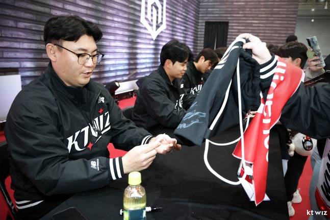 지난해 11월 29일 열린 KT 위즈 팬 페스티벌에서 사인을 해주고 있는 장성우(왼쪽). /사진=KT 위즈