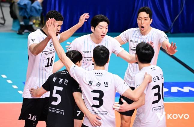 득점 후 함께 기뻐하는 현대캐피탈 선수들. /사진=KOVO 제공