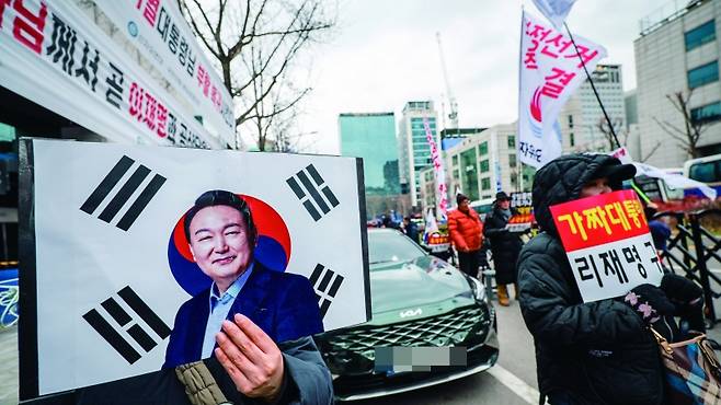 정권을 결사옹위하는 게 그 정권을 지지한 유권자의 책임일까.[사진｜뉴시스]