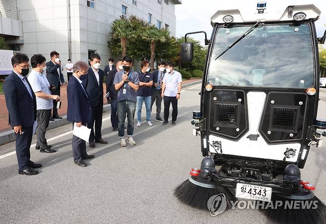 노면 청소에 사용된 자율주행 특장차 [중소벤처기업부 제공. 재판매 및 DB금지]