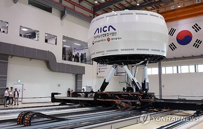 '모두의 AI 광주' 드라이빙 시뮬레이터 공개  지난해 9월 11일 오후 광주 광산구 AI집적단지에서 열린 '모두의 AI 광주' 비전 선포식에 앞서 드라이빙 시뮬레이터 시연이 펼쳐지고 있다. [연합뉴스 자료사진]