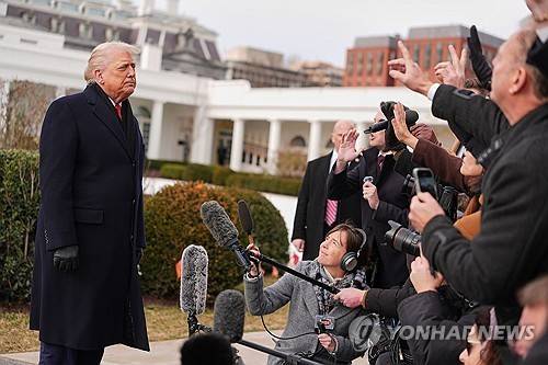 기자들 질문 받는 트럼프 [AP=연합뉴스 자료사진. 재판매 및 DB 금지]